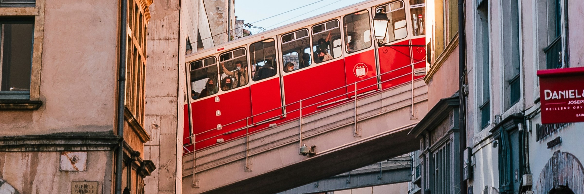 Funiculaire rouge vif de la Croix Rousse à Lyon.
