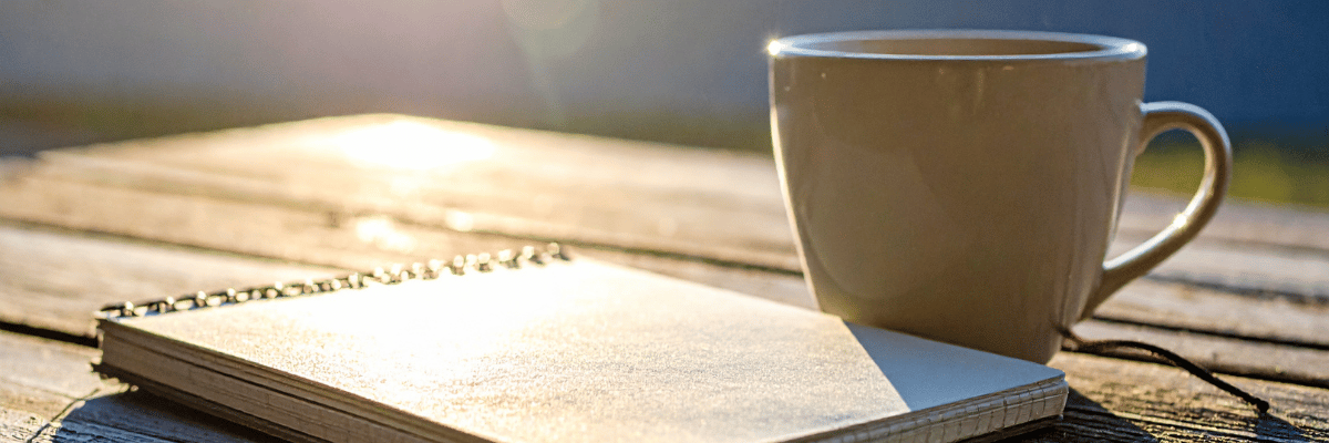 Carnet de cours de français et tasse de café sur une table en bois