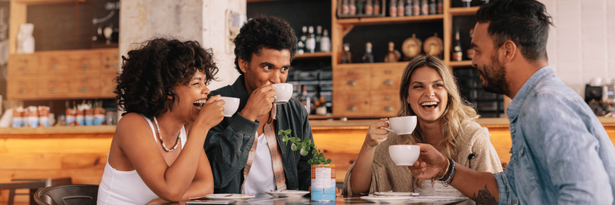 Quatre amis rigolent dans un café à Lyon à la rentrée